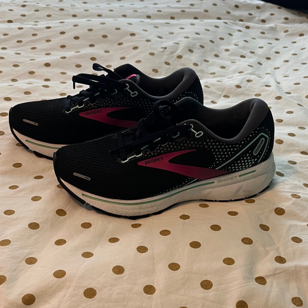 Brooks Ghost Women's 6.5 Wide in Black with Pink and Teal Accents